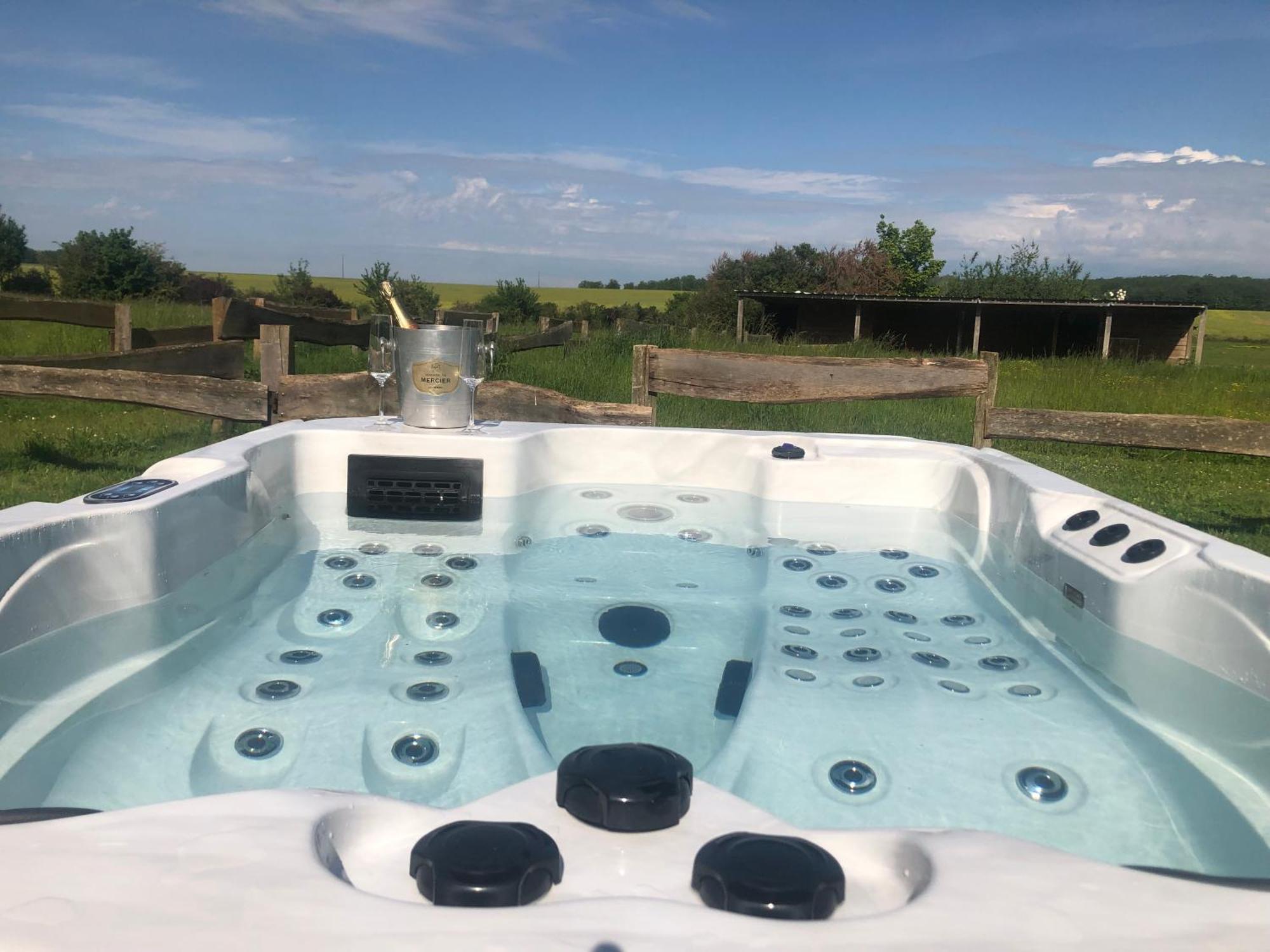 Le Spa Est Dans Le Pre Trigueres Exterior photo